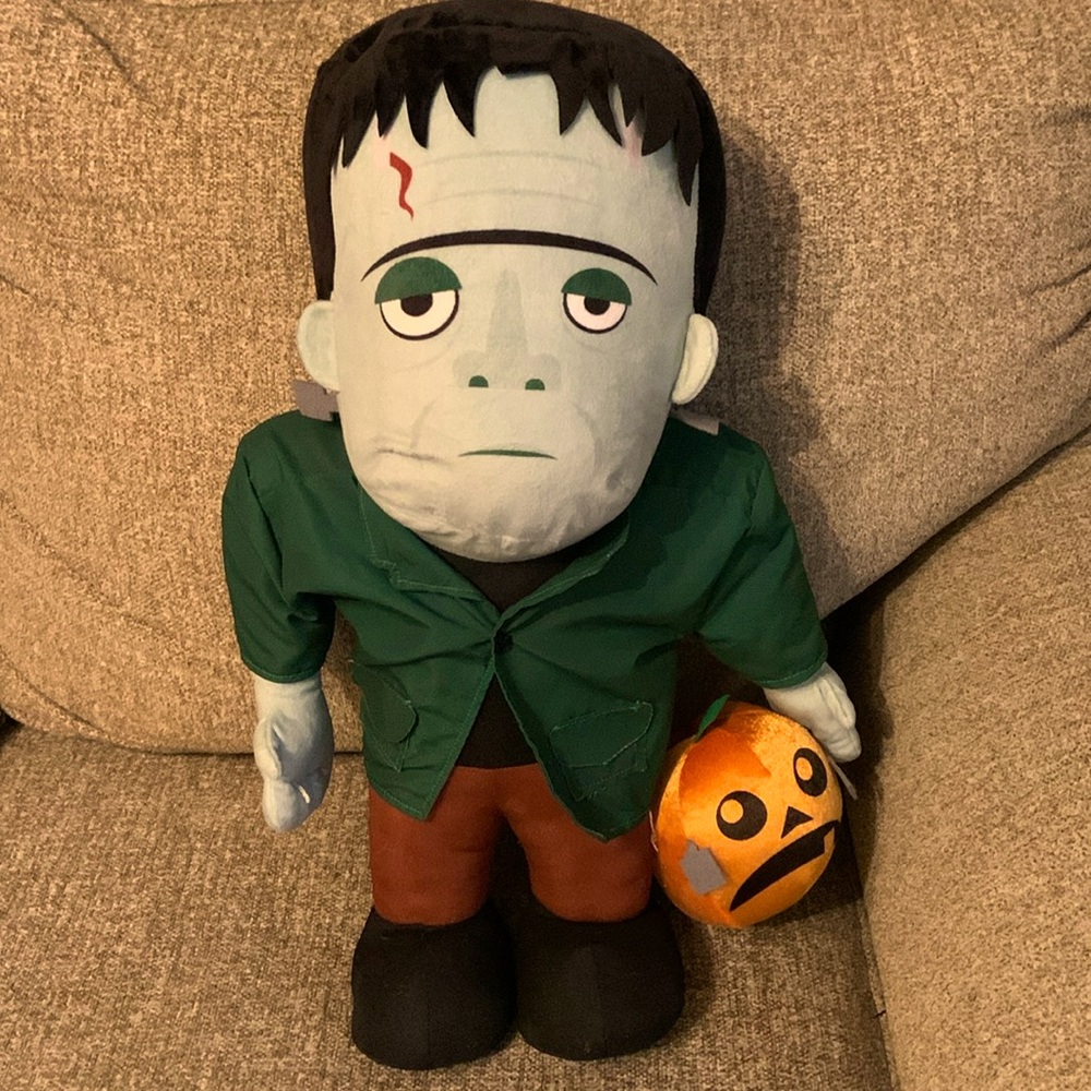 Universal Studios 20” Monsters Frankenstein Greeter Free Standing Plush Figure